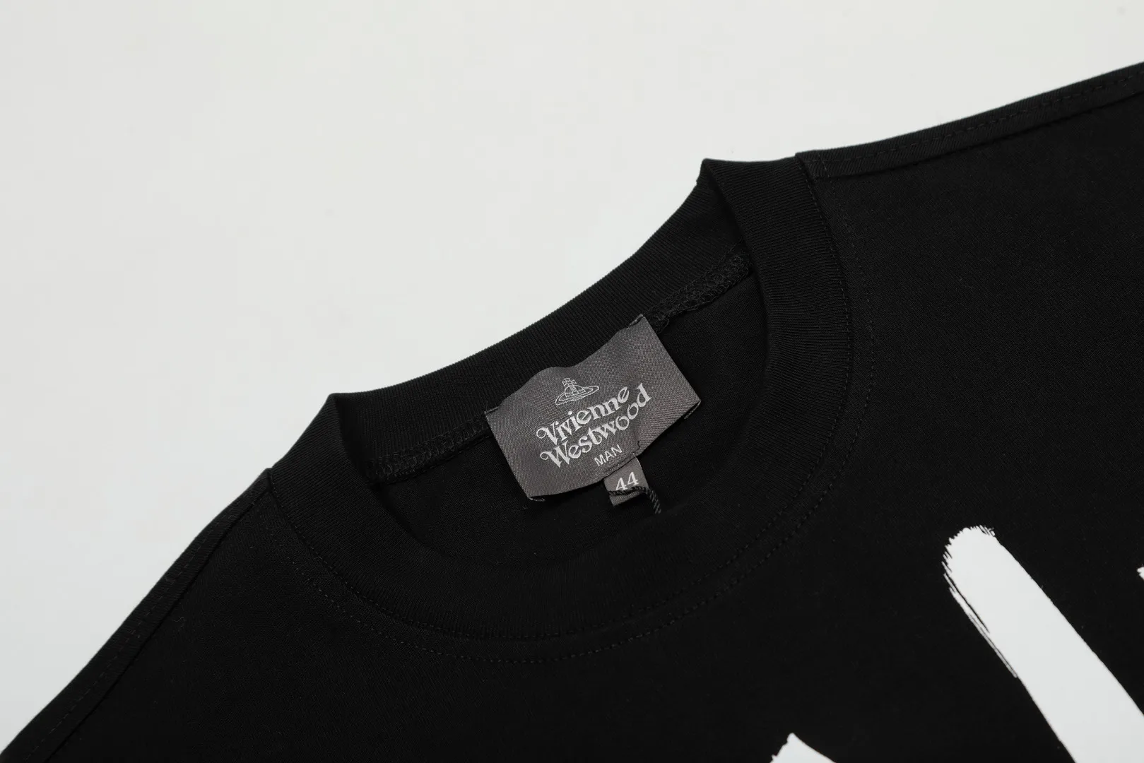 VIVI 141# "Exclusive style" vivienne west wood, Queen Mother of the West, Vivienne, Saturn nine-square letter printed short-sleeves. The new fabrics have been machine washed at high temperature + water twice. The only one in the entire network that achieves 0 shrinkage. The Solona thread arrangement is arranged. The threaded neckline does not deform. It is tight and dense. Welcome to compare. The entire series of correct accessories. Every detail is completely restored and can be stretched directly.